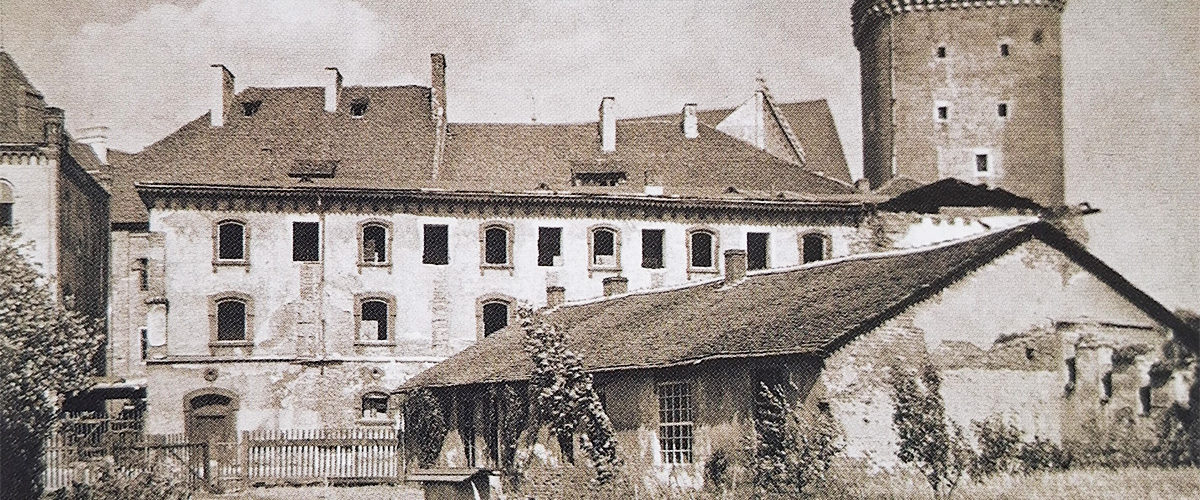 Zrójnowane zabudowania Wawelu na początku XX wieku.