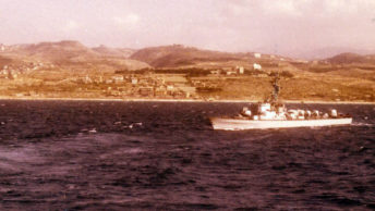 Izraelski okręt wojenny u wybrzeży Libanu. Rok 1982.