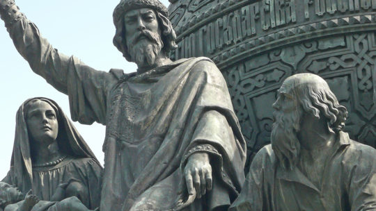 Pomnik Włodzimierza Wielkiego w Nowogrodzie Wielkim (fot. Дар Ветер, lic. CC-BY-SA 3,0).