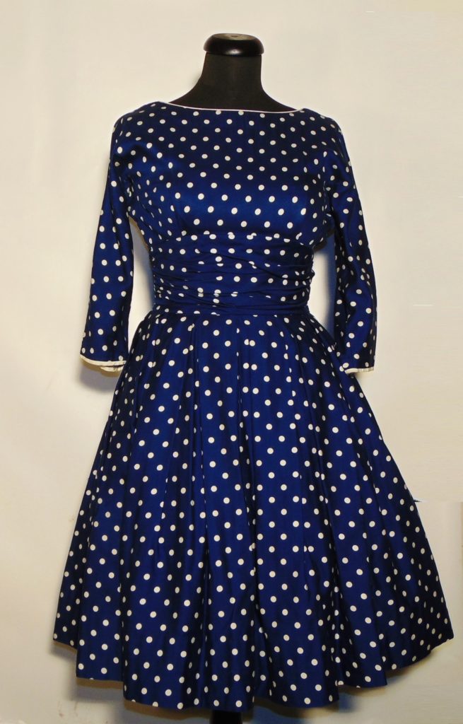 Sukienka z końca lat 50. XX wieku (KingaNBM/CC BY-SA 4.0).