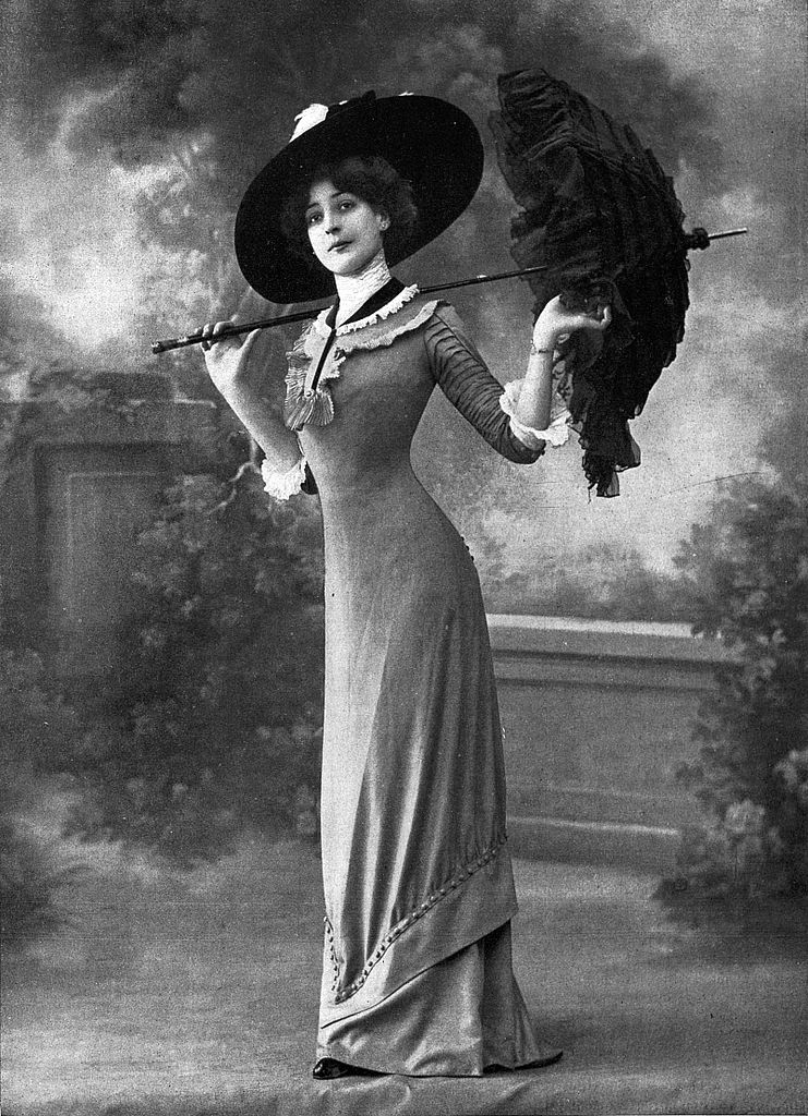 Zdjęcie sukni zamieszczone we francuskim magazynie dla kobiet w 1910 roku (domena publiczna).