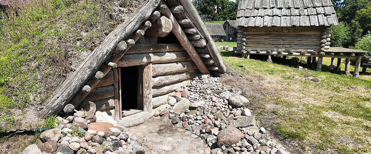 Ziemianka słowiańska i chata rybaka w osadzie edukacyjnej w Gieczu.