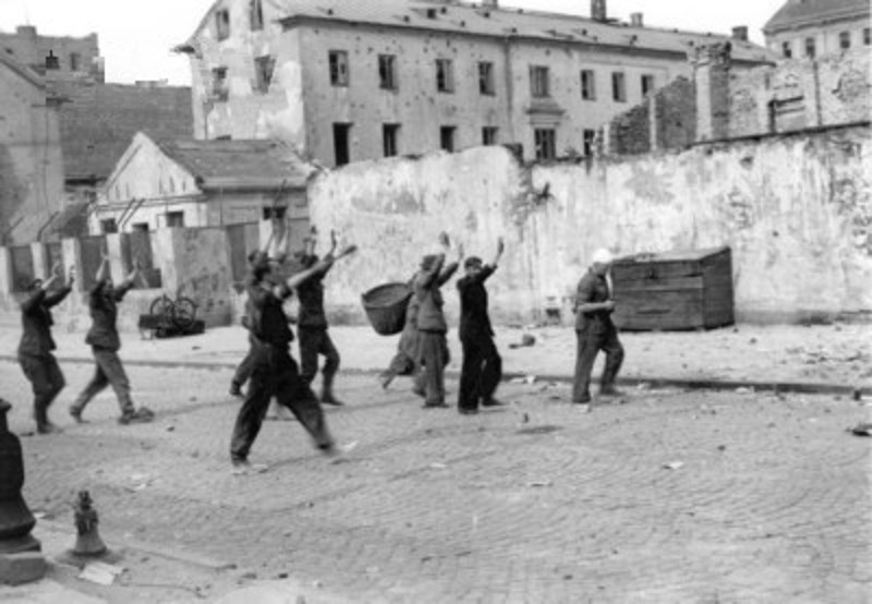 Kolejna grupa jeńców z PAST-y (Eugeniusz Lokajski/domena publiczna.)