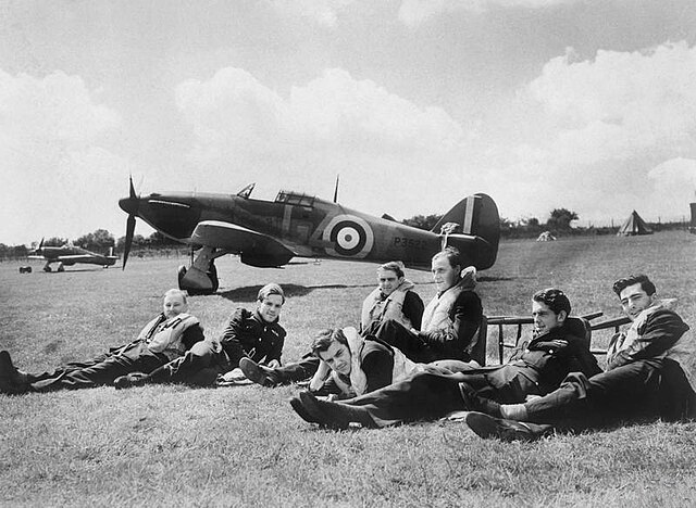 Jeden z myśliwców Hurricane 23 Dywizjonu RAF, w którym od jesieni 1940 roku latał Falkowski (domena publiczna).