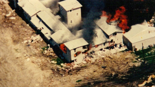 Ośrodek dawidian w Waco podczas szturmu przeprowadzonego przez ATF