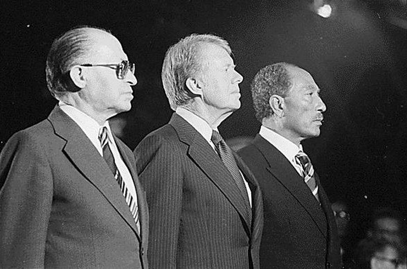 Podpisanie Porozumienia Camp David. Widoczni na zdjęciu Menachem Begin, Jimmy Carter i Anwar Sadat (Bill Fitz-Patrick/domena publiczna).