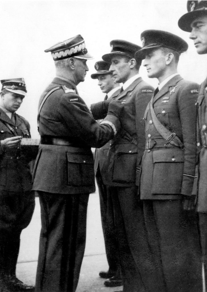 Naczelny Wódz – gen. Władysław Sikorski – dekoruje Krzyżem Walecznych Jana Falkowskiego. Northolt, 28 października 1941 r. Od lewej: S/L Marian Pisarek, F/L Jan Falkowski, F/O Feliks Szyszka, F/O Franciszek Surma (materiały prasowe).