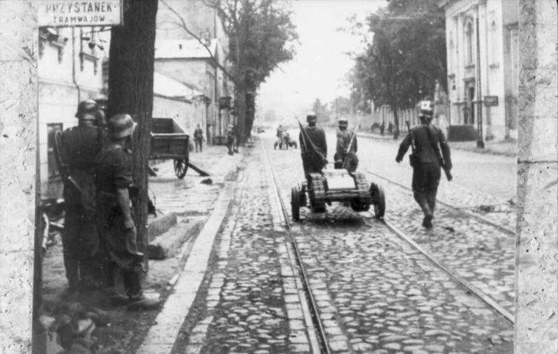 Niemieccy żołnierze transportujący goliata. Zdjęcie z sierpnia 1944 roku (Bundesarchiv,/Josef Gutermann/CC-BY-SA 3.0).