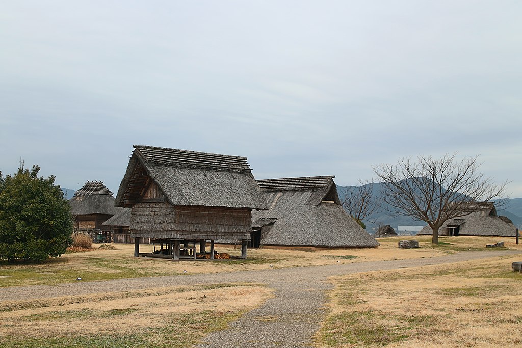 Rekonstrukcja zabudowań z okresu Yayoi (Suicasmo/CC BY-SA 4.0).