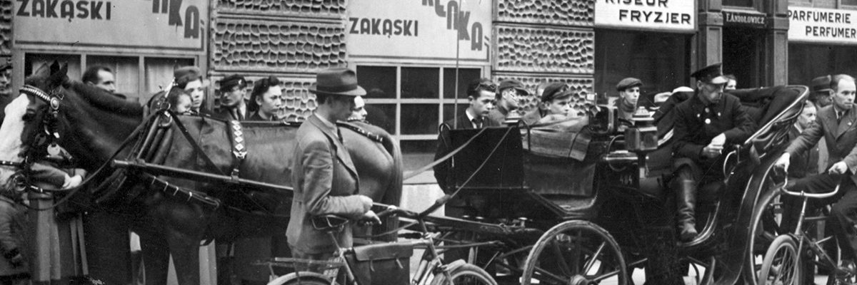 Witryna warszawskiej kawiarni w 1940 roku.