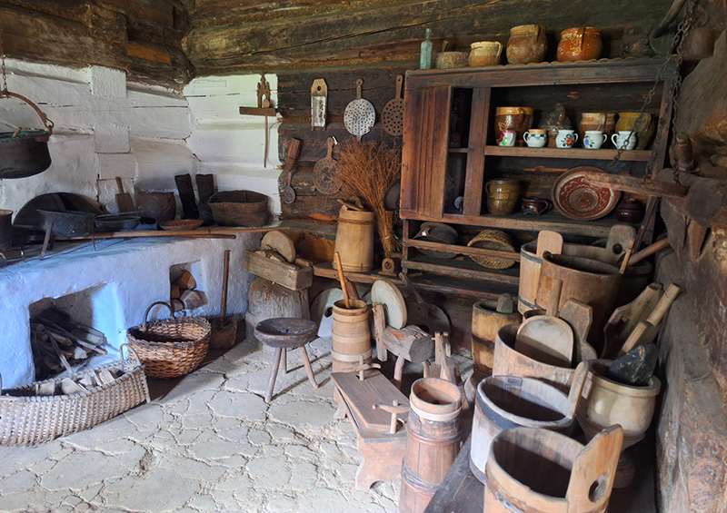 Wiejska kuchnia i wszystko, co w niej potrzebne. Skansen w Zubrzycy Górnej