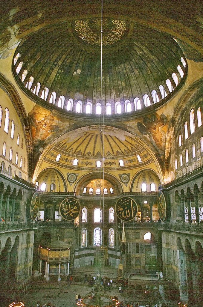 Wnętrze dawnego kościoła Hagia Sophia w 2004 roku.