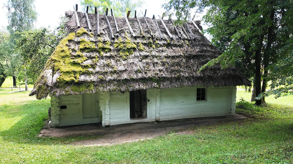 XIX-wieczna chałupa chłopska w skansenie w Sanoku (fot. Kamil Janicki).