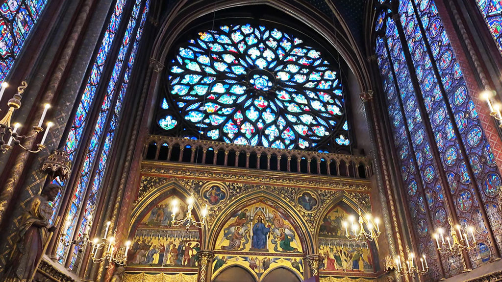 Królewska kaplica Sainte-Chapelle w Paryżu. Jej budowę rozpoczęto około 1240 roku.