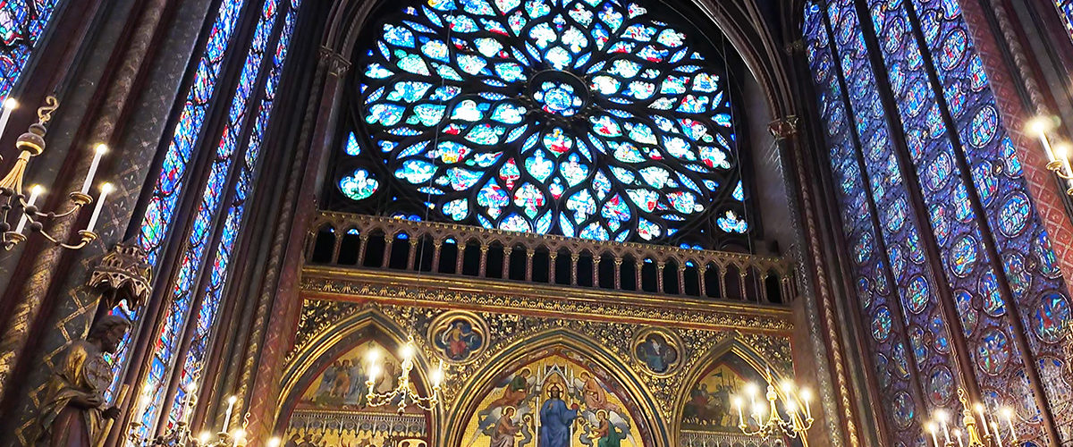 Królewska kaplica Sainte-Chapelle w Paryżu. Jej budowę rozpoczęto około 1240 roku.