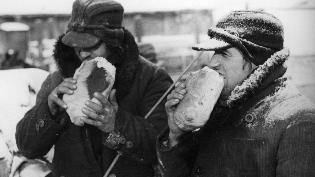 Polacy jedzący chleb. Fotografia z prasy gadzinowej z okresu II wojny światowej