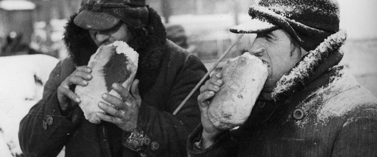 Polacy jedzący chleb. Fotografia z prasy gadzinowej z okresu II wojny światowej