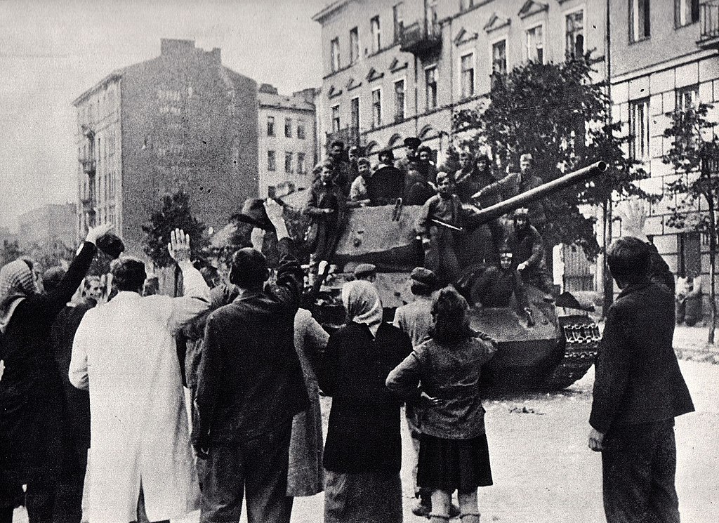 Sowieckie czołgi na Pradze. Zdjęcie z września 1944 roku (domena publiczna).