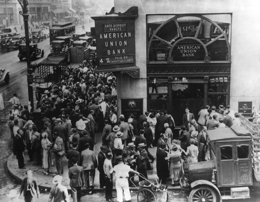 Tłum czekający na możliwość wypłaty pieniędzy z banku. Zdjęcie z 1931 roku (domena publiczna).