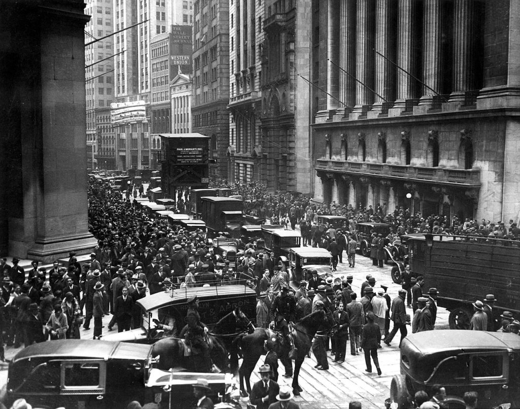 Tłum gromadzący się na Wall Street po krachu na giełdzie w 1929 roku (domena publiczna).