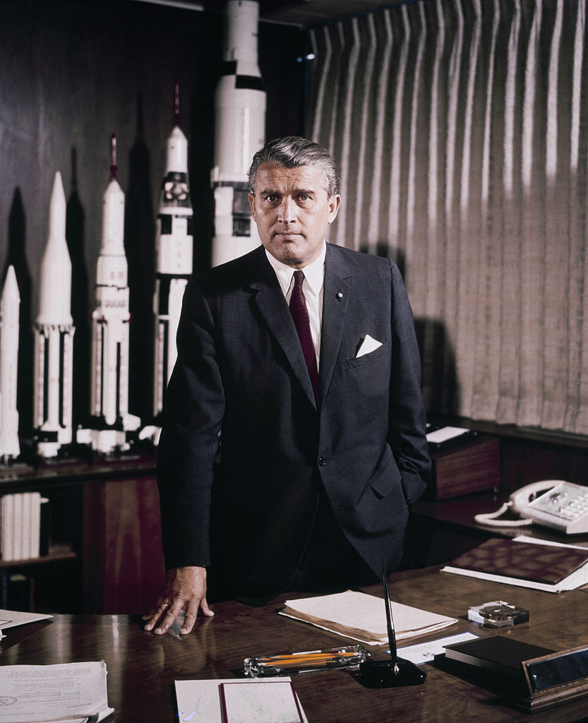 Wernher von Braun na zdjęciu wykonanym w 1964 roku (domena publiczna).