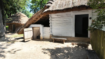 Wysoki próg chaty średnio zamożnego chłopa. Muzeum Wsi Lubelskiej.