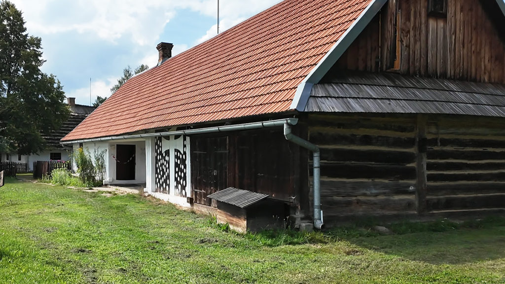 Chata ze skansenu w sanoku - częściowo bielona, częściowo nie, dodatkowo z ornamentem między innymi