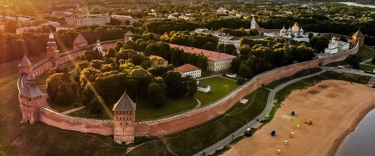 Historyczna część Nowogrodu Wielkiego na współczesnej fotografii.