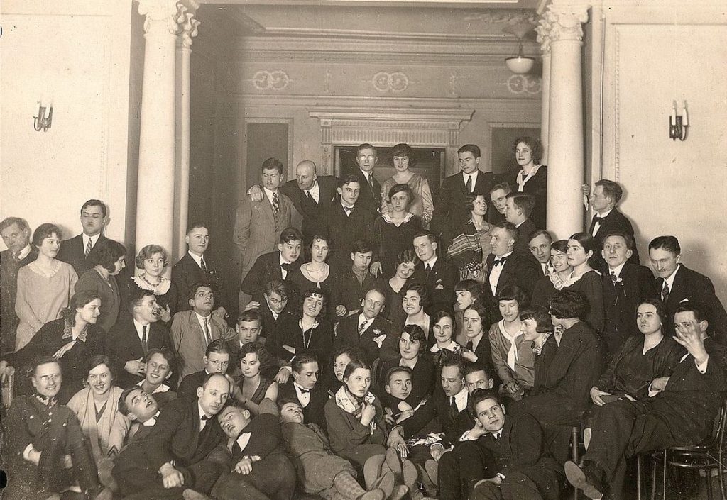 Studenci Uniwersytetu Stefana Batorego w Wilnie, 1930 rok. W trzecim rzędzie, czwarty od lewej młody Czesław Miłosz (domena publiczna).