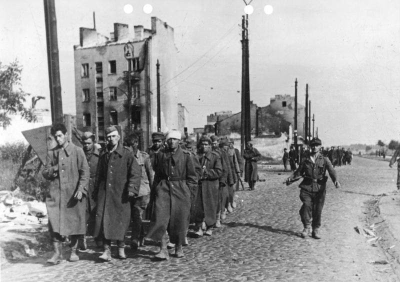 Prowadzeni do niewoli powstańcy warszawscy. Mundury sugerują, że to żołnierze Berlinga, którzy dołączyli do walki w mieście (Bundesarchiv/August Ahrens /CC-BY-SA 3.0)