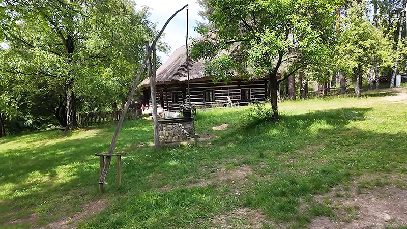 Wiejska studnia w skansenie w Wygiełzowie.