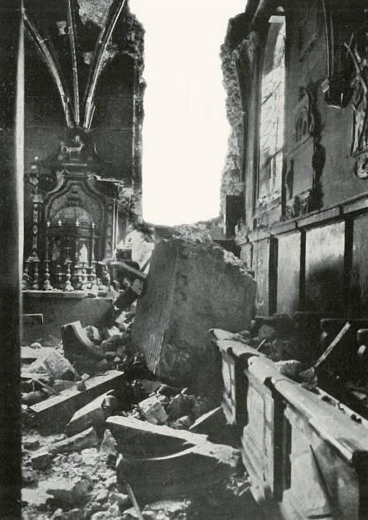 Zniszczenia na tzw. dziedzińcu Batorego po tym, jak spadła na nią sowiecka bomba. Fotografia z 1945 roku