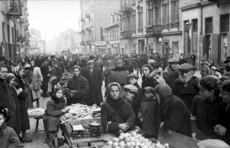 Jedna z zatłoczonych ulic warszawskiego getta  (Bundesarchiv/Ludwig Knobloch,/CC-BY-SA 3.0).