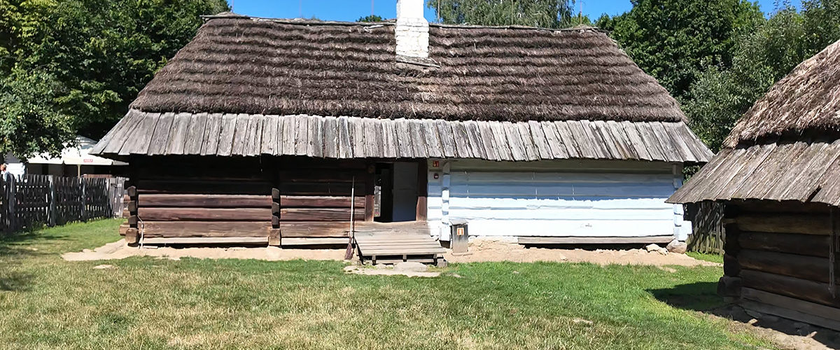 Wiejska chata ustawiona na peckach. Muzeum Wsi Lubelskiej (fot. Kamil Janicki)