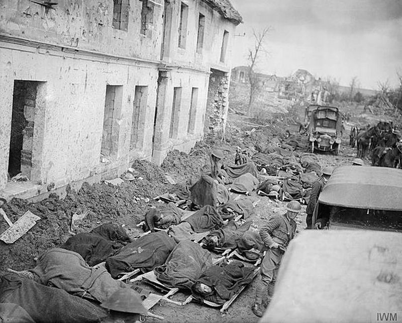 Brytyjscy ranni żołnierze czekający na transport do szpitala polowego. Kwiecień 1917 roku (domena publiczna).