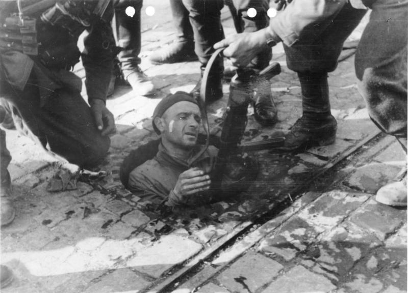 Postanie z Mokotowa wychodzący z kanału i trafiający do niemieckiej niewoli. Zdjęcie poglądowe (Bundesarchiv/August Ahrens/CC-BY-SA 3.0).