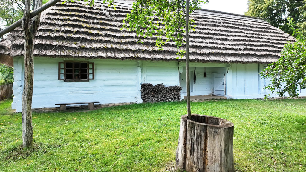 Prosta studnia przed chatą chłopską w skansenie w Sanoku (fot. Kamil Janicki).