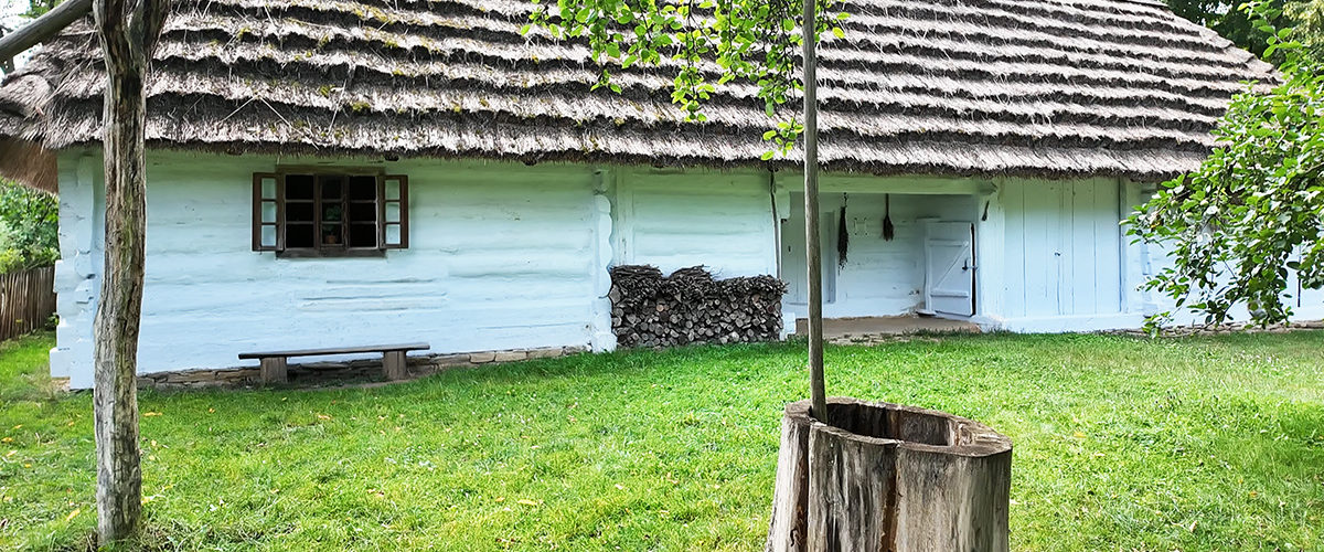 Prosta studnia przed chatą chłopską w skansenie w Sanoku (fot. Kamil Janicki).