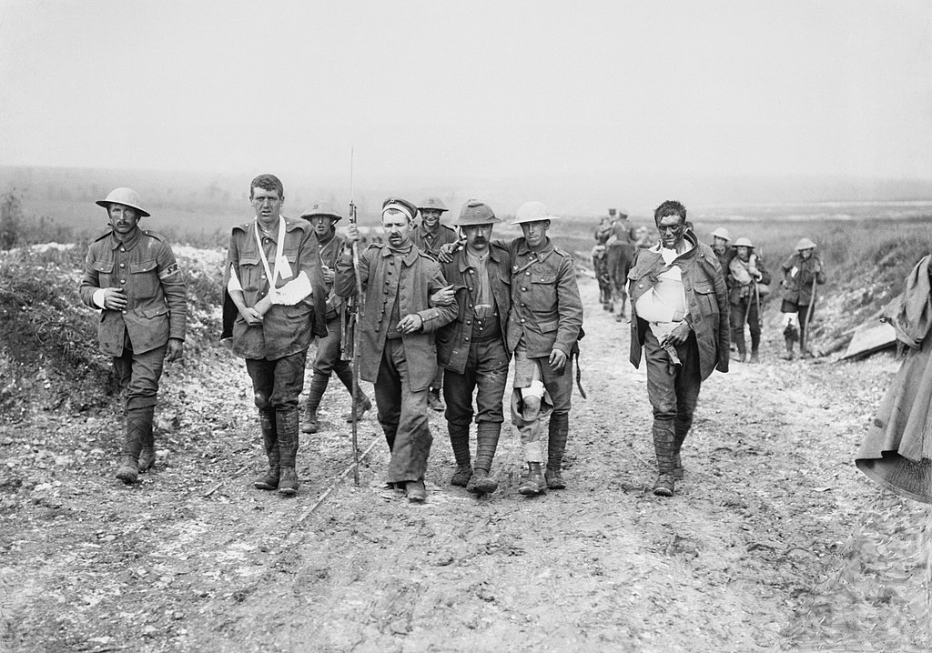 Ranni brytyjscy żołnierze na zdjęciu z 19 lipca 1916 roku. Pomagają im niemieccy jeńcy (domena publiczna).