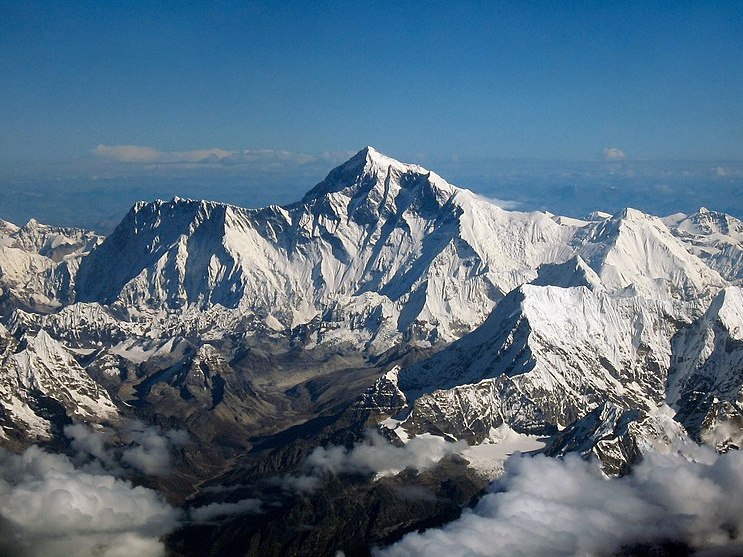 Mount Everest na współczesnym zdjęciu (shrimpo1967/CC BY-SA 2.0).