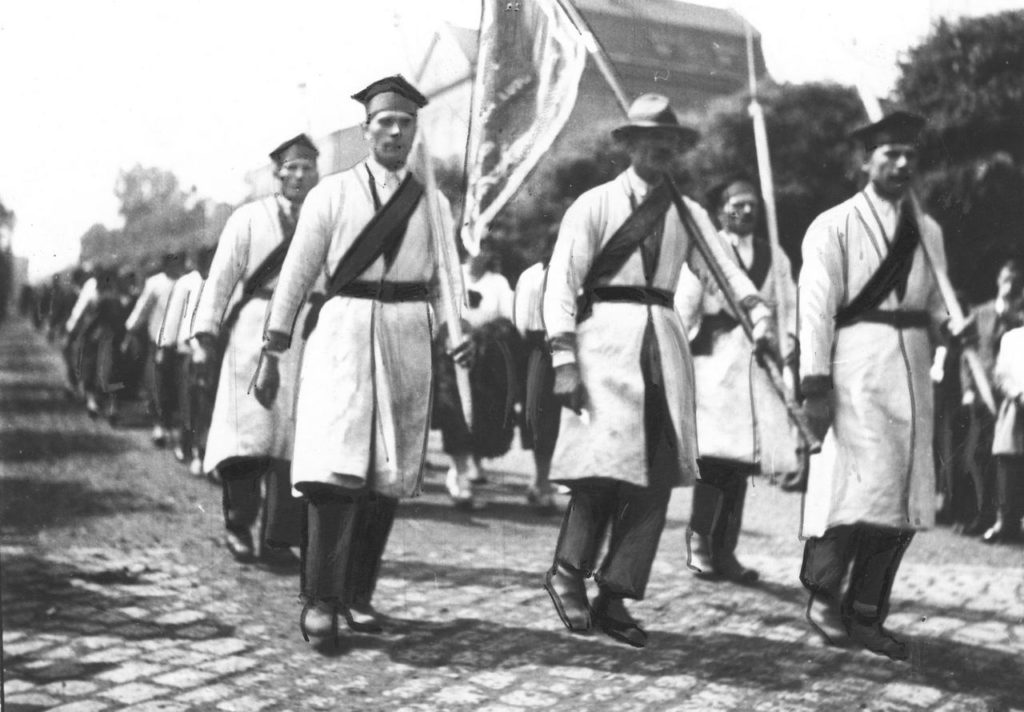 Pochód chłopów w Jarosławiu. Sierpień 1937 roku (domena publiczna).