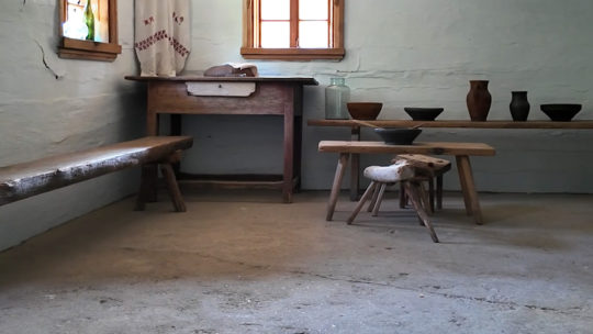 Ława do jedzenia (z prawej). Chata w Muzeum Wsi Lubelskiej