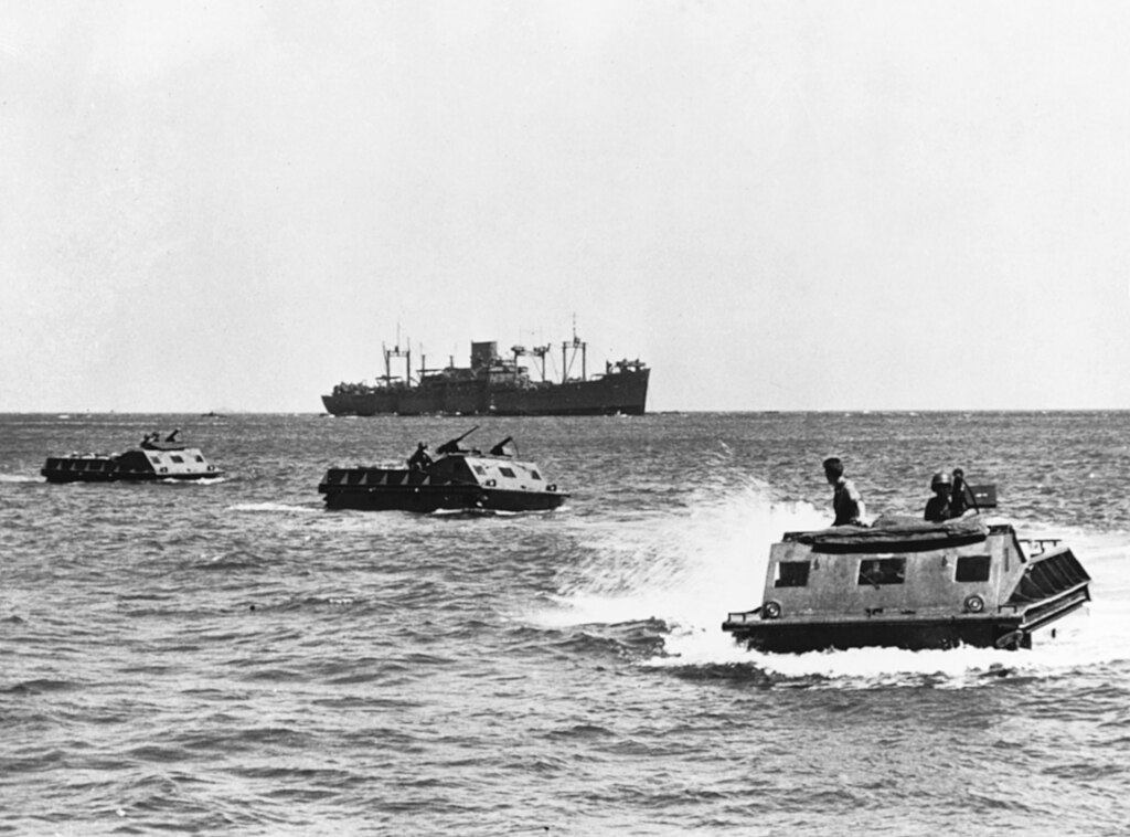 Amerykański desant na Guadalcanal 7 sierpnia 1942 roku (domena publiczna).