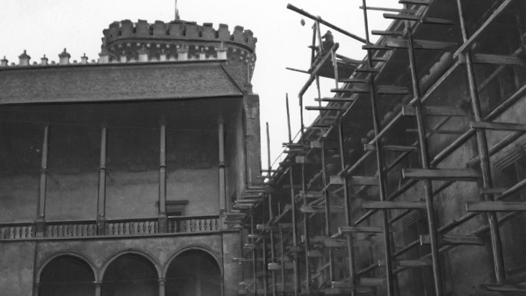 Dziedziniec zamku na Wawelu w 1941 roku, podczas prac budowlanych zleconych przez Hansa Franka.