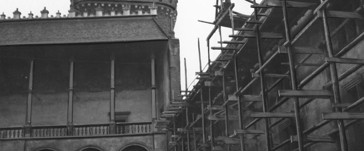 Dziedziniec zamku na Wawelu w 1941 roku, podczas prac budowlanych zleconych przez Hansa Franka.