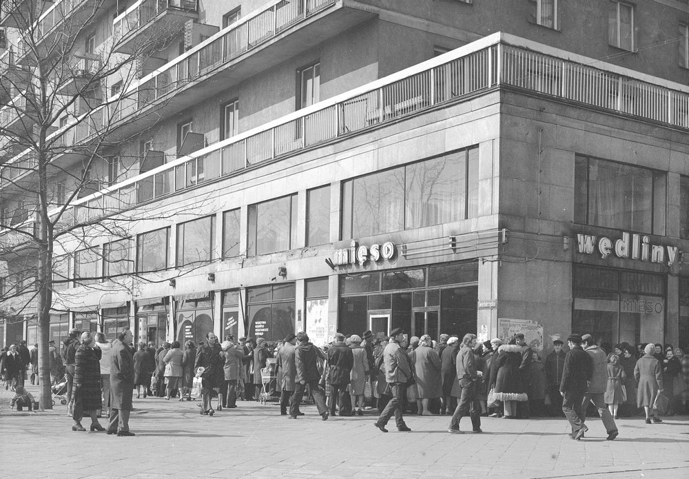 Kolejka stojąca po mięso. Zdjęcie z 1981 roku (domena publiczna).