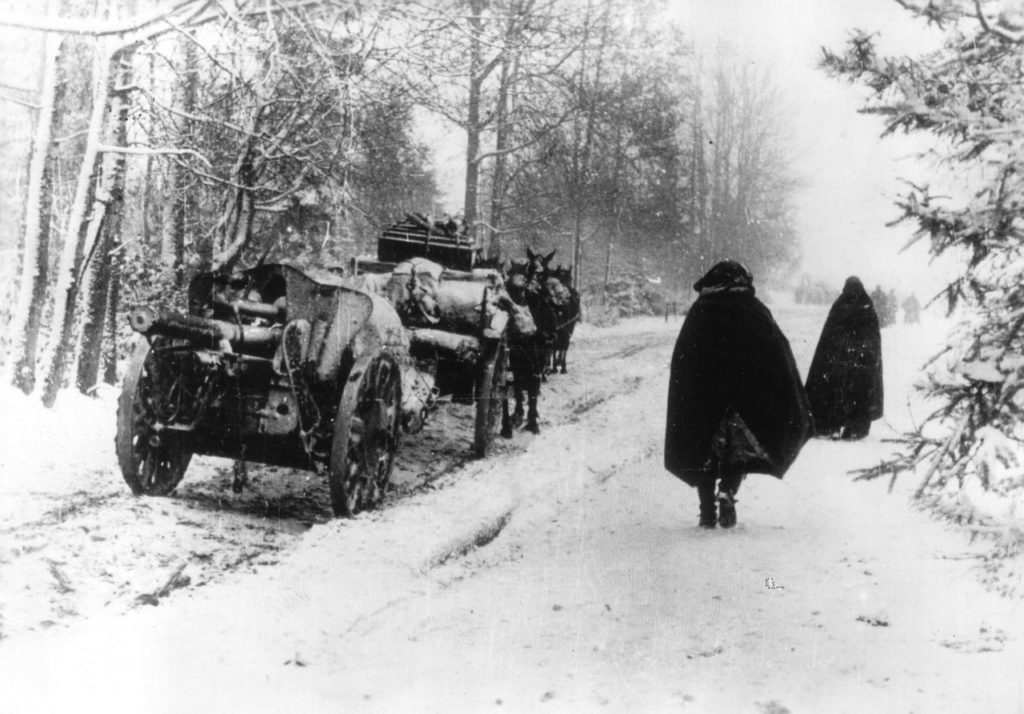Niemiecki zaprzęg artyleryjski zimą na froncie wschodnim. Zdjęcie z grudnia 1941 roku (domena publiczna).