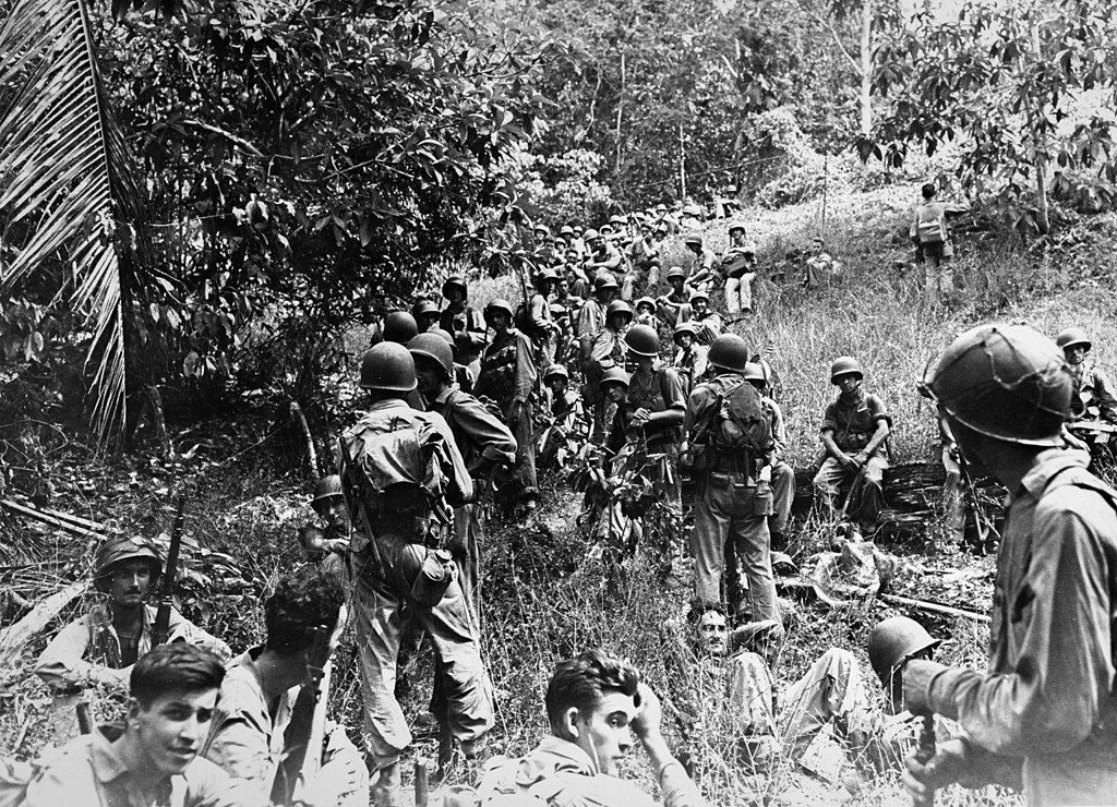 Odpoczywający marines podczas walk na Guadalcanal (domena publiczna).