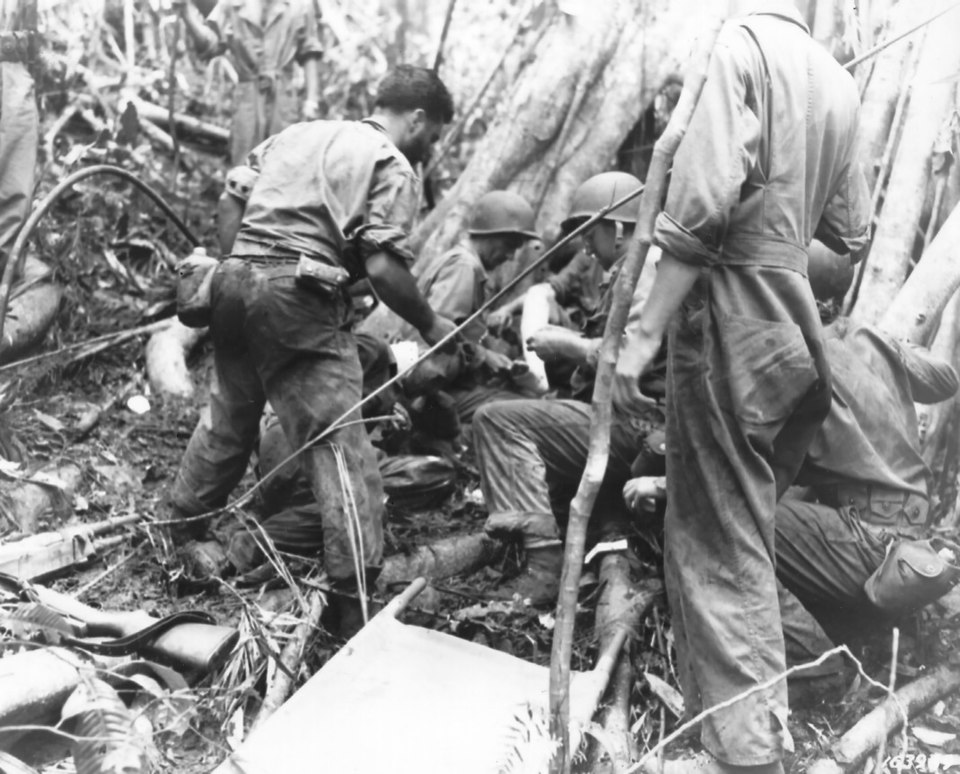 Opatrywanie rannych marines w trakcie walk na Guadalcanal (domena publiczna).