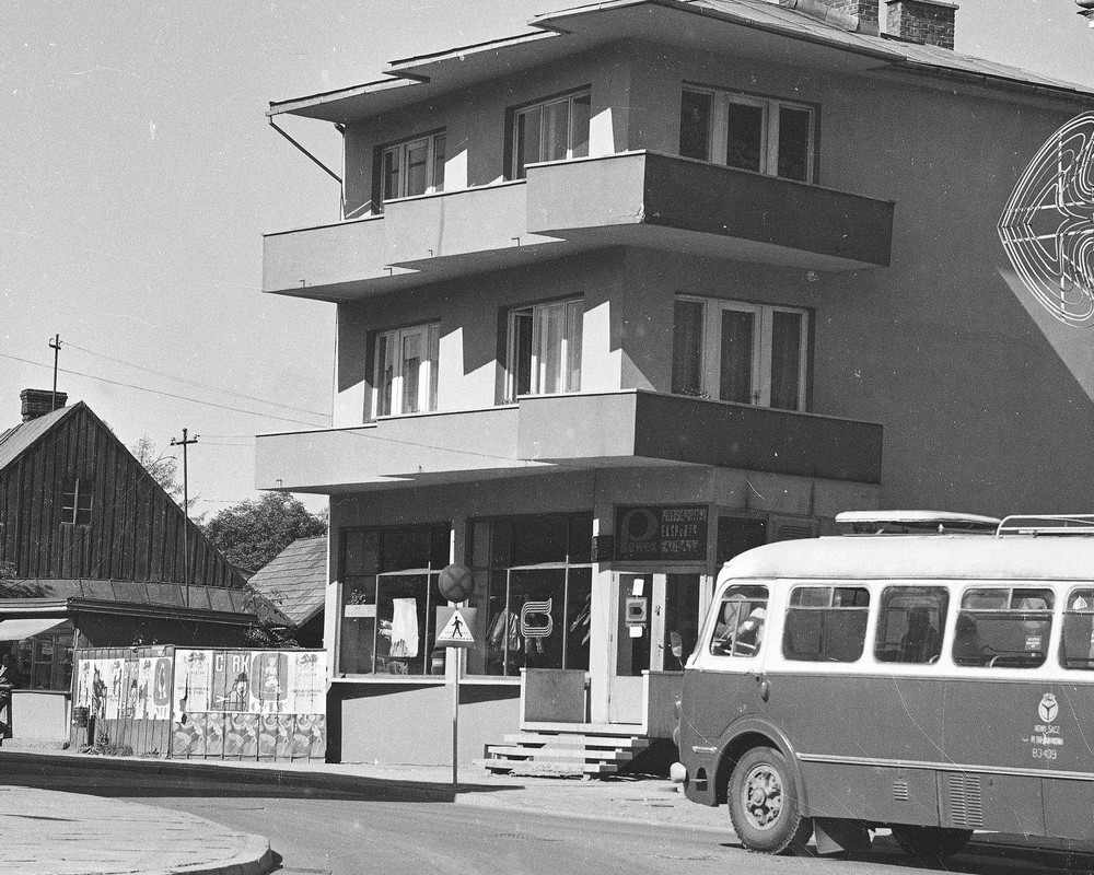 Najmrodzi i jego gang okradli dziesiątki peweksów (domena publiczna).